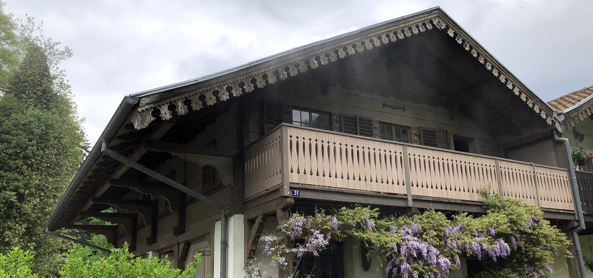 Façade de la Datcha du Parc avec glycine en fleurs