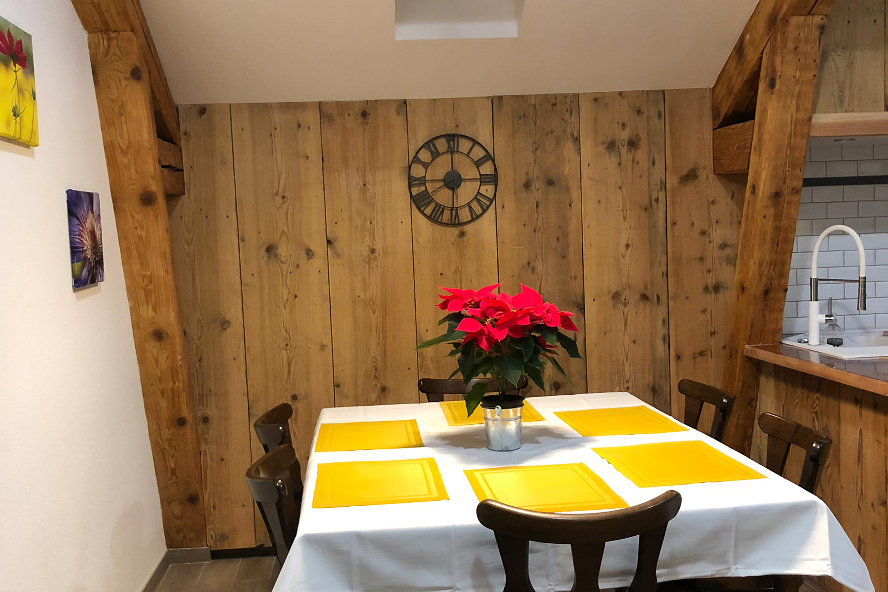 Salle à manger du gîte La Datcha dans le Parc de Wesserling